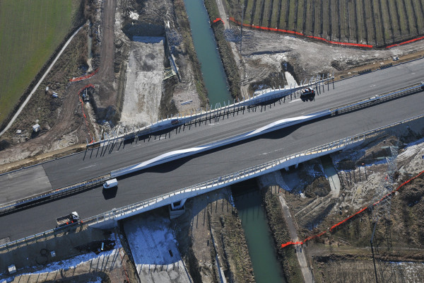 12.01.2009 Mirano (VE). Sorvolo dei cantieri del Passante Autostradale di Mestre. Il ponte sul canale Taglio. © Matteo Bertolin/Unionpress